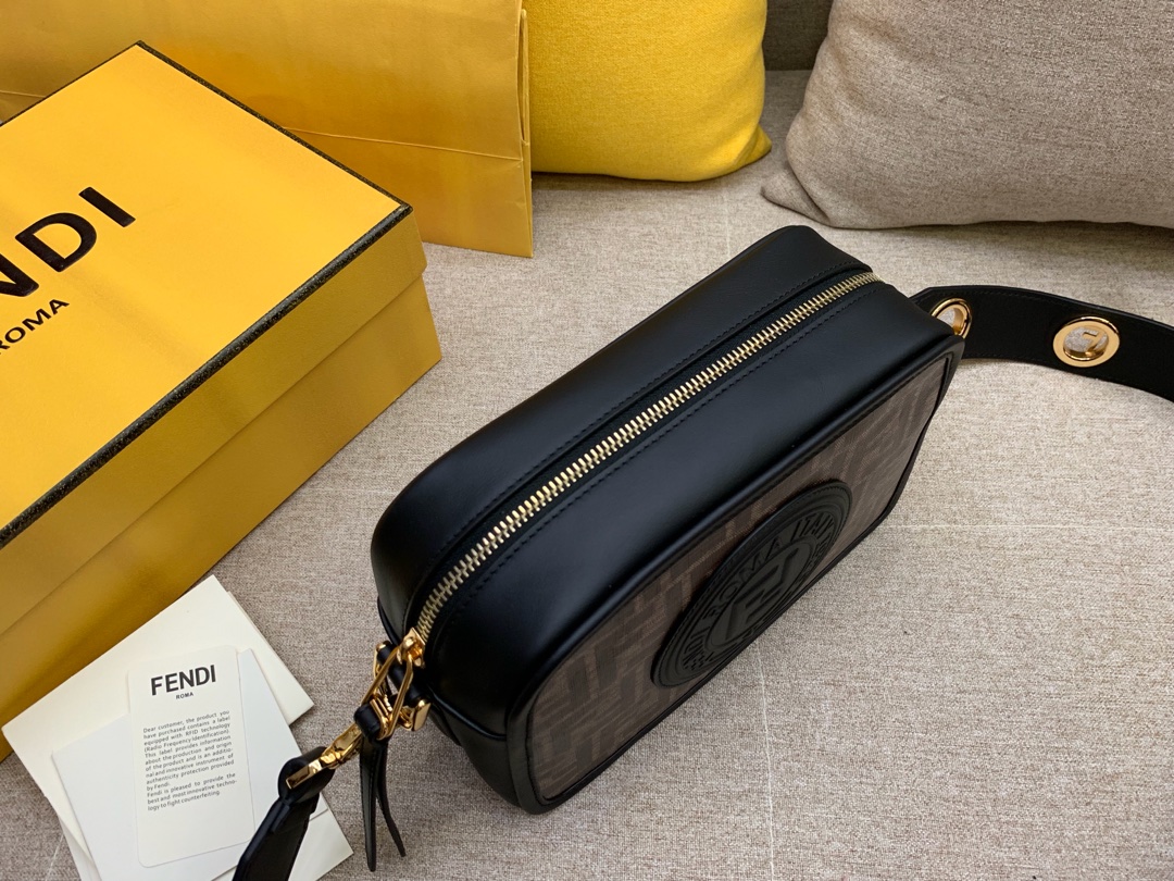 Fendi 芬迪 现货 最新相机包 22x15x7cm 8855 新款F标志