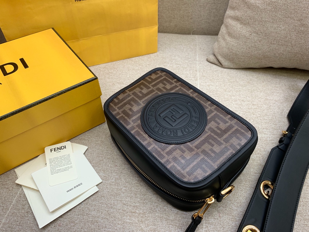 Fendi 芬迪 现货 最新相机包 22x15x7cm 8855 新款F标志