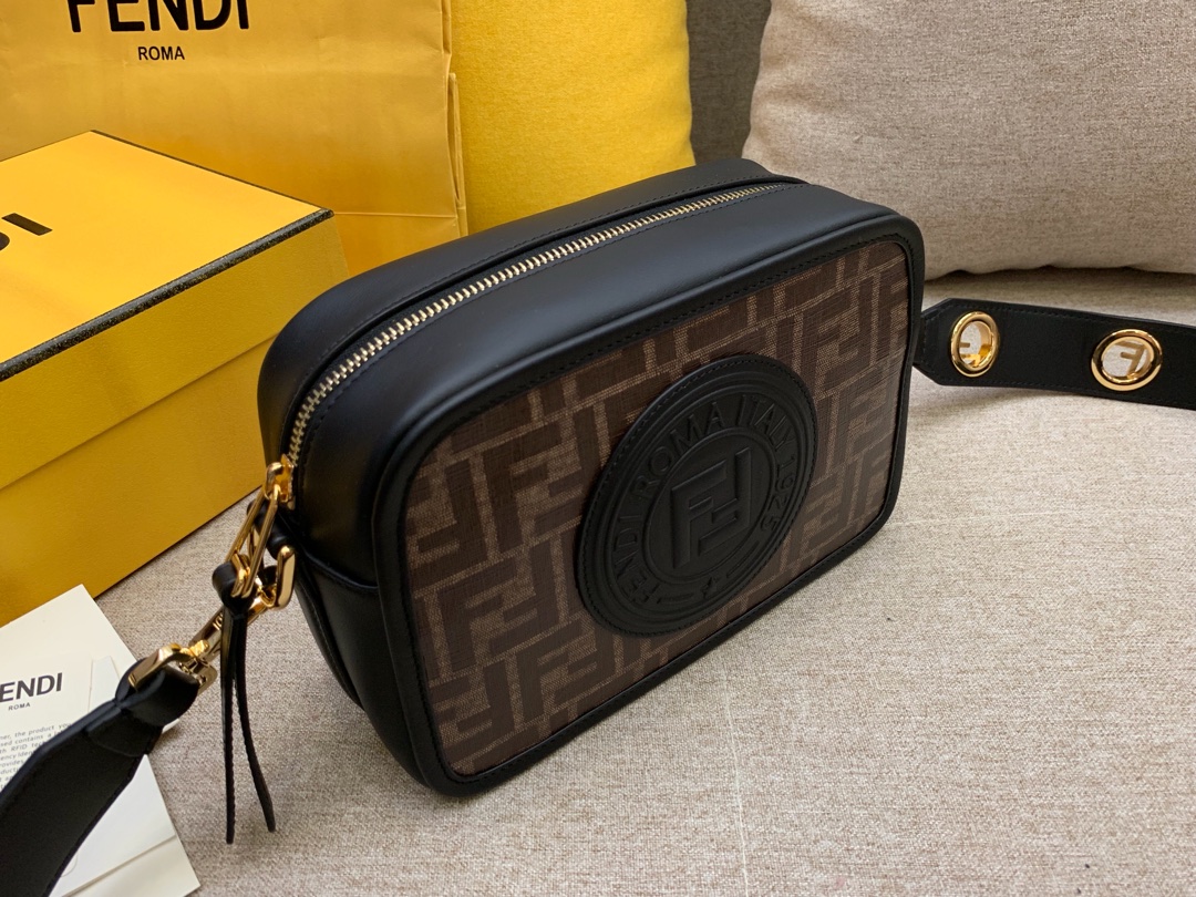 Fendi 芬迪 现货 最新相机包 22x15x7cm 8855 新款F标志