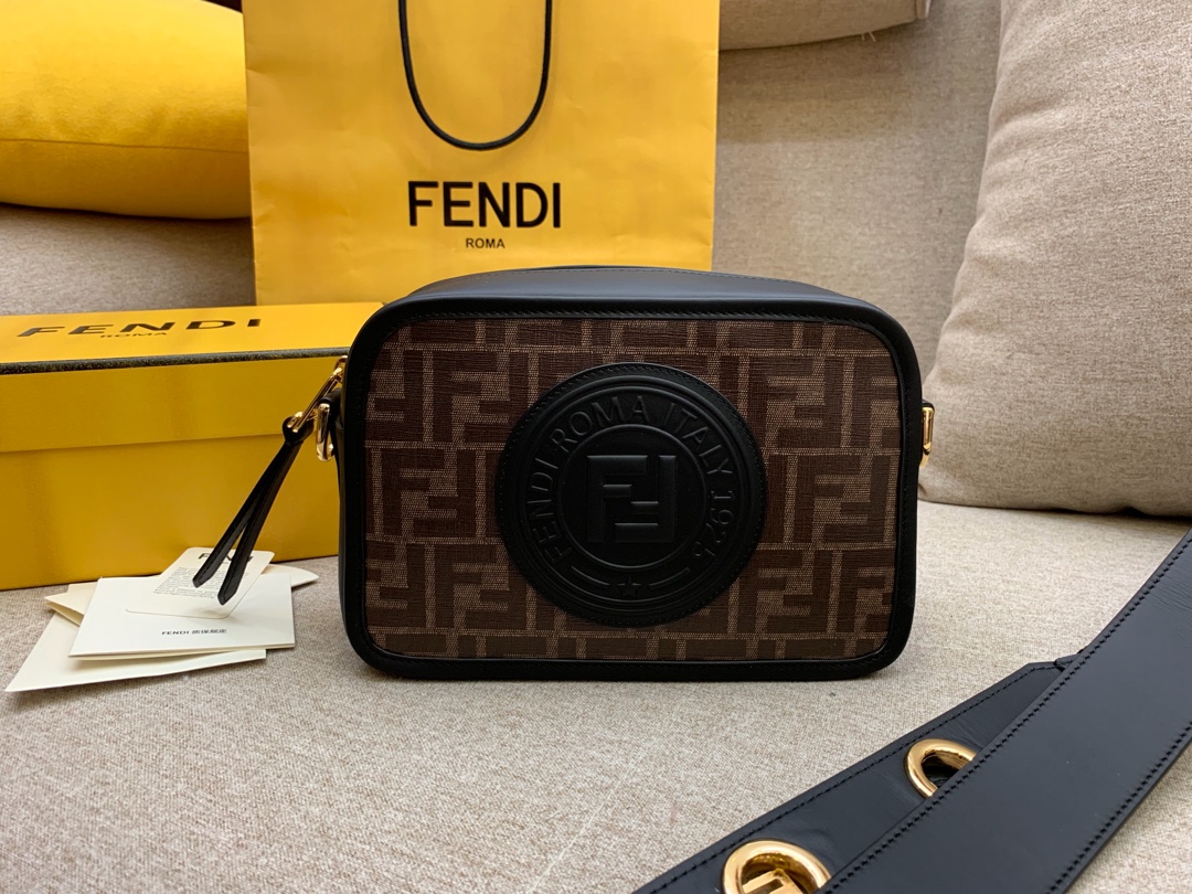 Fendi 芬迪 现货 最新相机包 22x15x7cm 8855 新款F标志