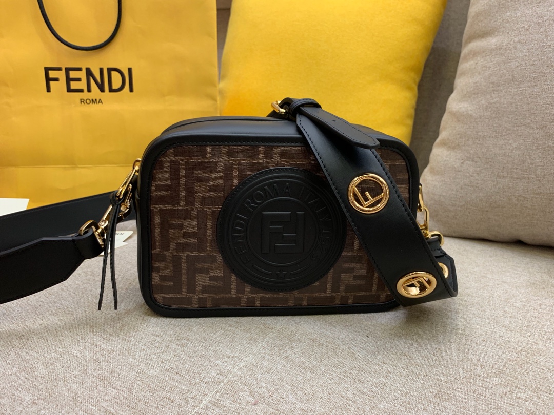 Fendi 芬迪 现货 最新相机包 22x15x7cm 8855 新款F标志