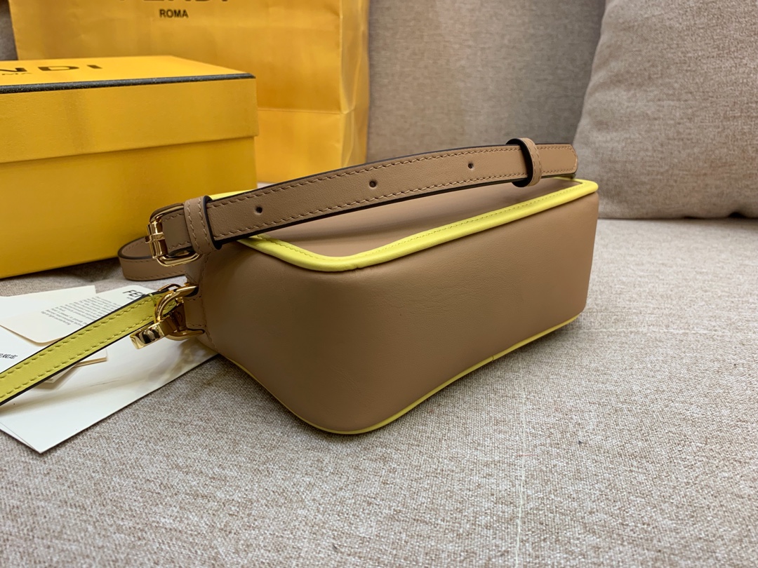 Fendi 芬迪 最新相机包 现货 18*13*7cm 8856  斜背 新款F标志