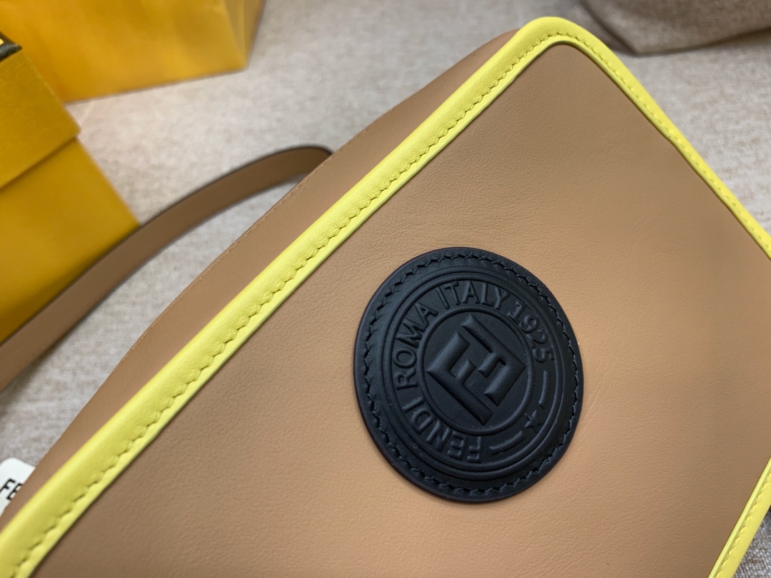 Fendi 芬迪 最新相机包 现货 18*13*7cm 8856  斜背 新款F标志