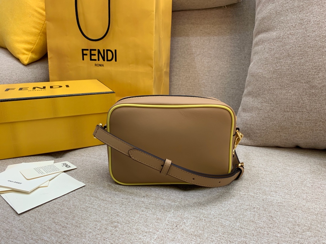 Fendi 芬迪 最新相机包 现货 18*13*7cm 8856  斜背 新款F标志