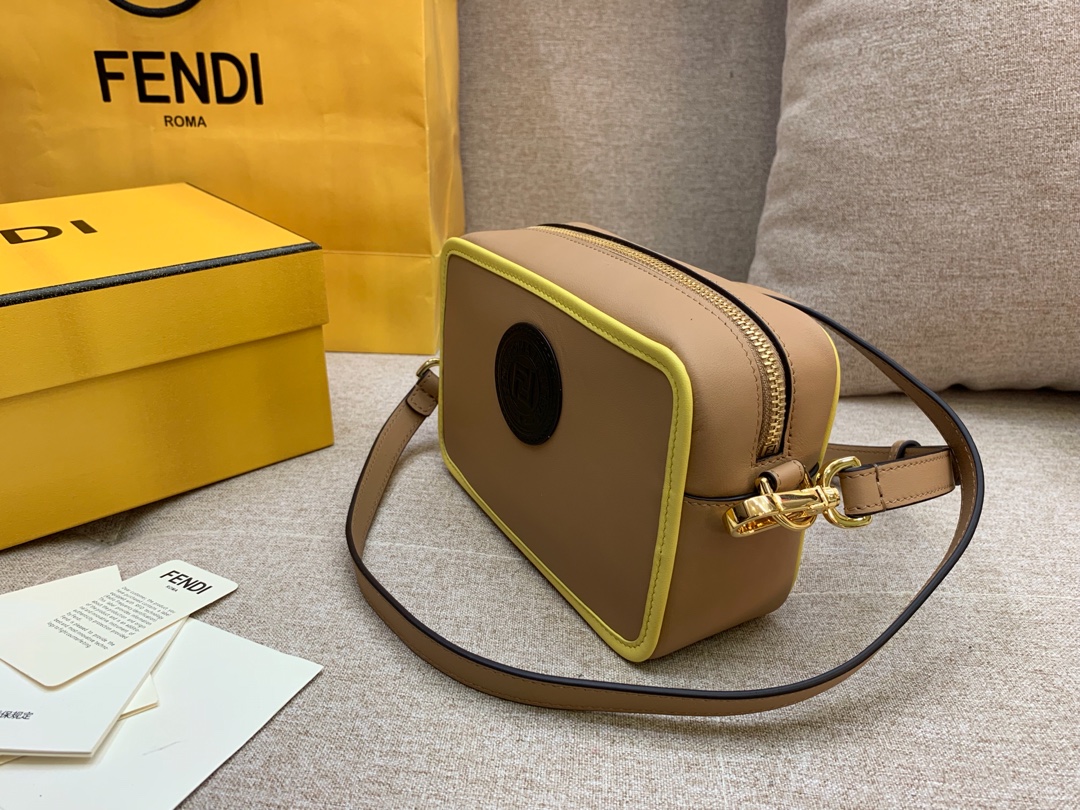 Fendi 芬迪 最新相机包 现货 18*13*7cm 8856  斜背 新款F标志