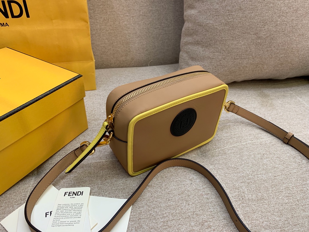 Fendi 芬迪 最新相机包 现货 18*13*7cm 8856  斜背 新款F标志