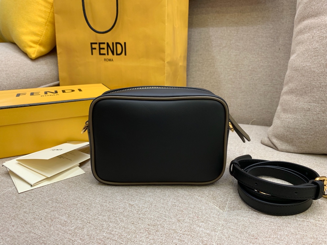 FENDI现货 最新相机包 可拆卸的斜背肩带缀有新款F标志 拉链开合 18*13*7cm 8856