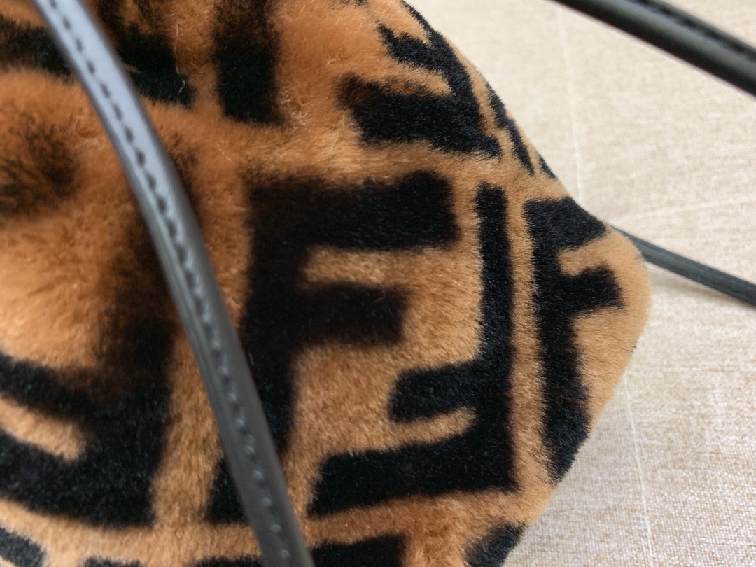MON TRESOR水桶包 抽绳开合 缀以羊毛双F标志造型 焦糖色5538 