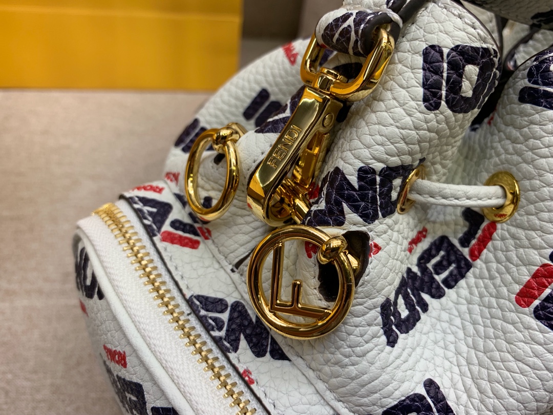 FENDI 芬迪现货 最新 Mania 系列水桶包 抽绳开合 