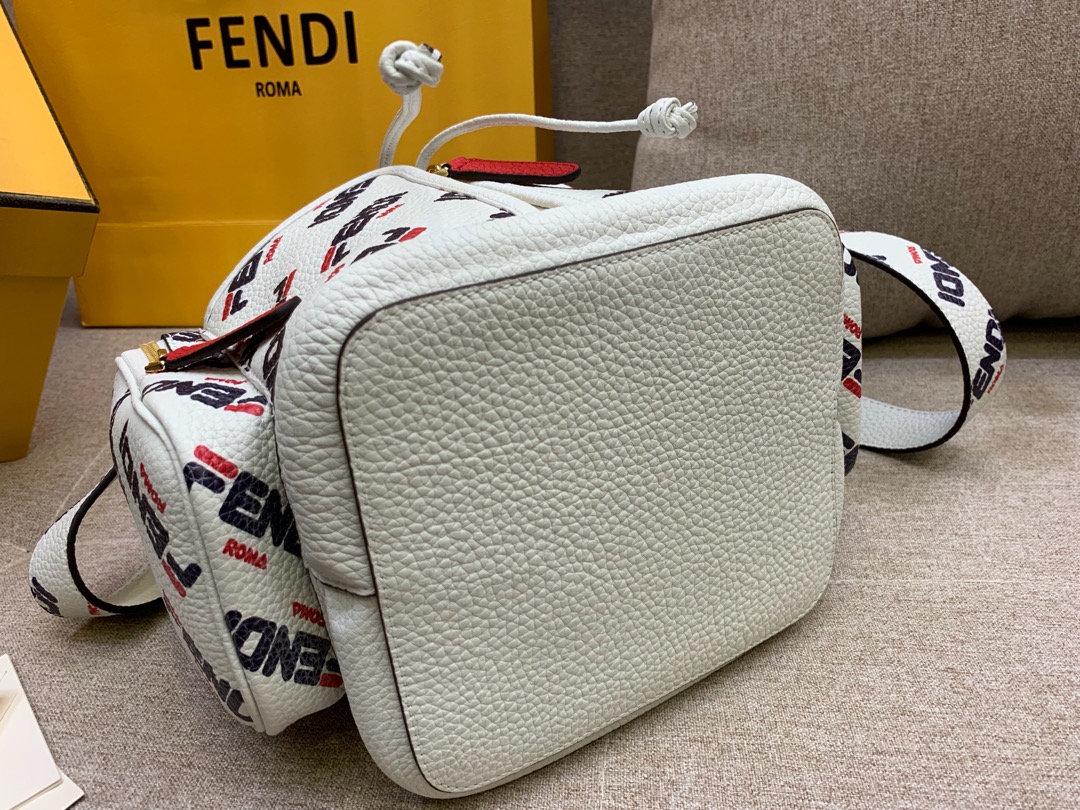 FENDI 芬迪现货 最新 Mania 系列水桶包 抽绳开合 