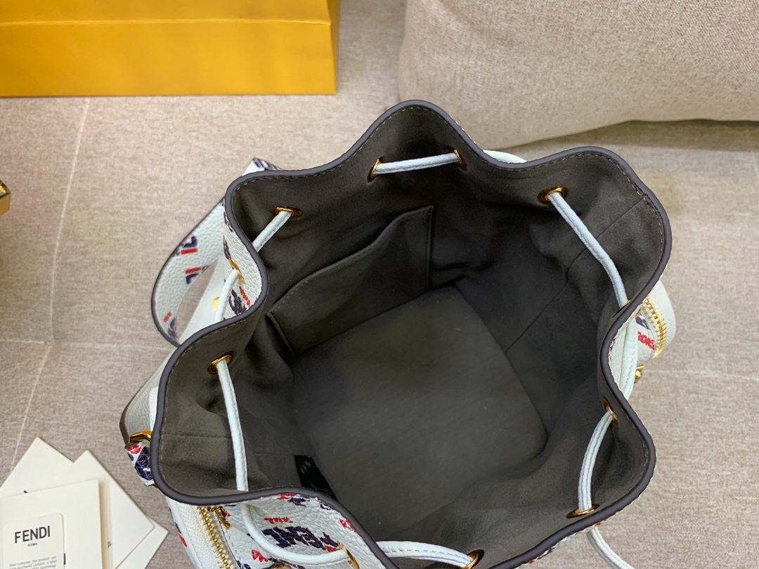 FENDI 芬迪现货 最新 Mania 系列水桶包 抽绳开合 
