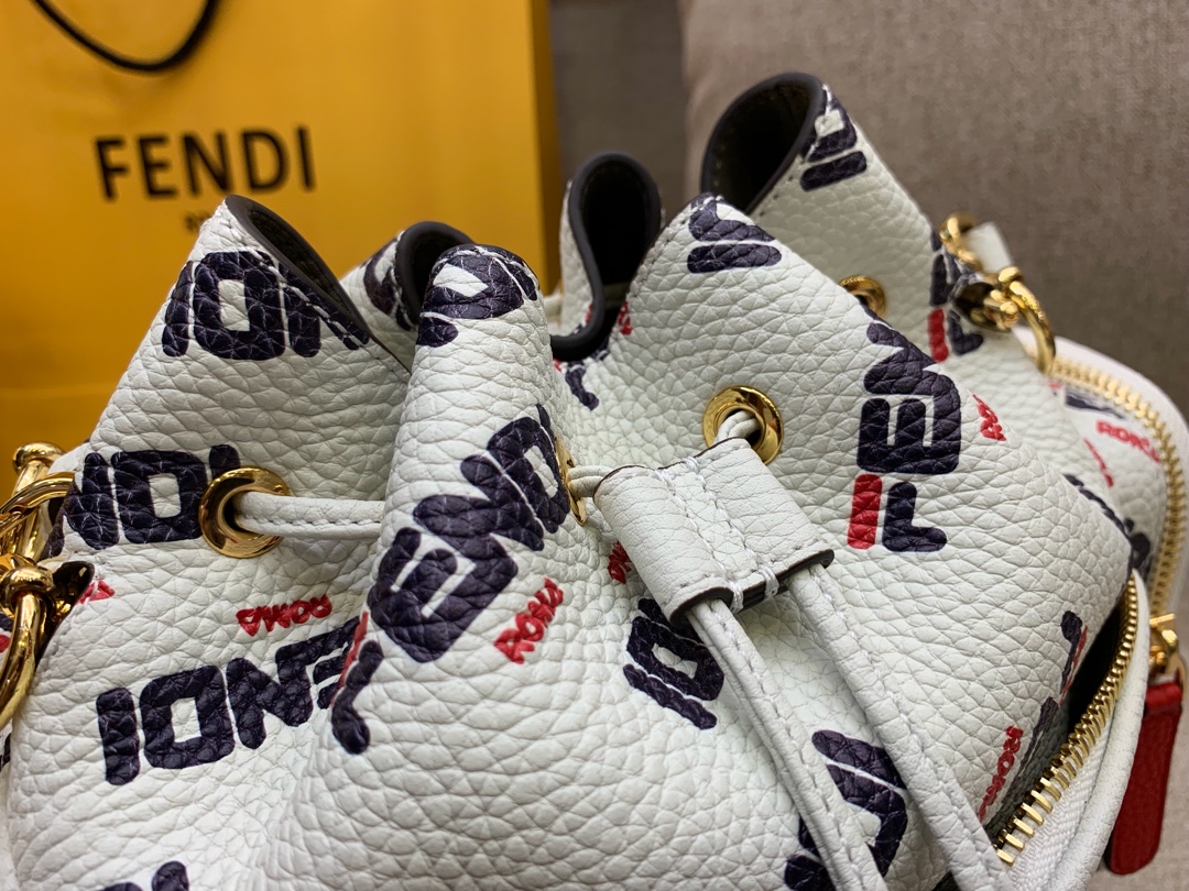 FENDI 芬迪现货 最新 Mania 系列水桶包 抽绳开合 