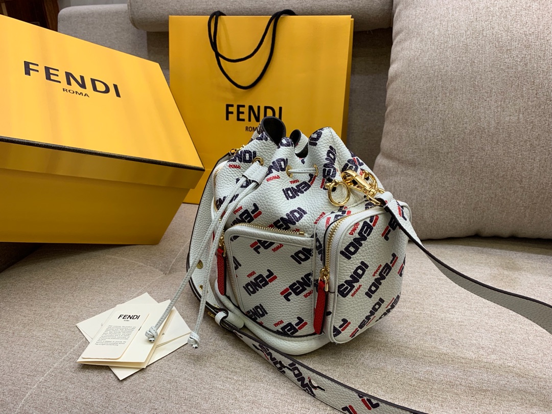 FENDI 芬迪现货 最新 Mania 系列水桶包 抽绳开合 