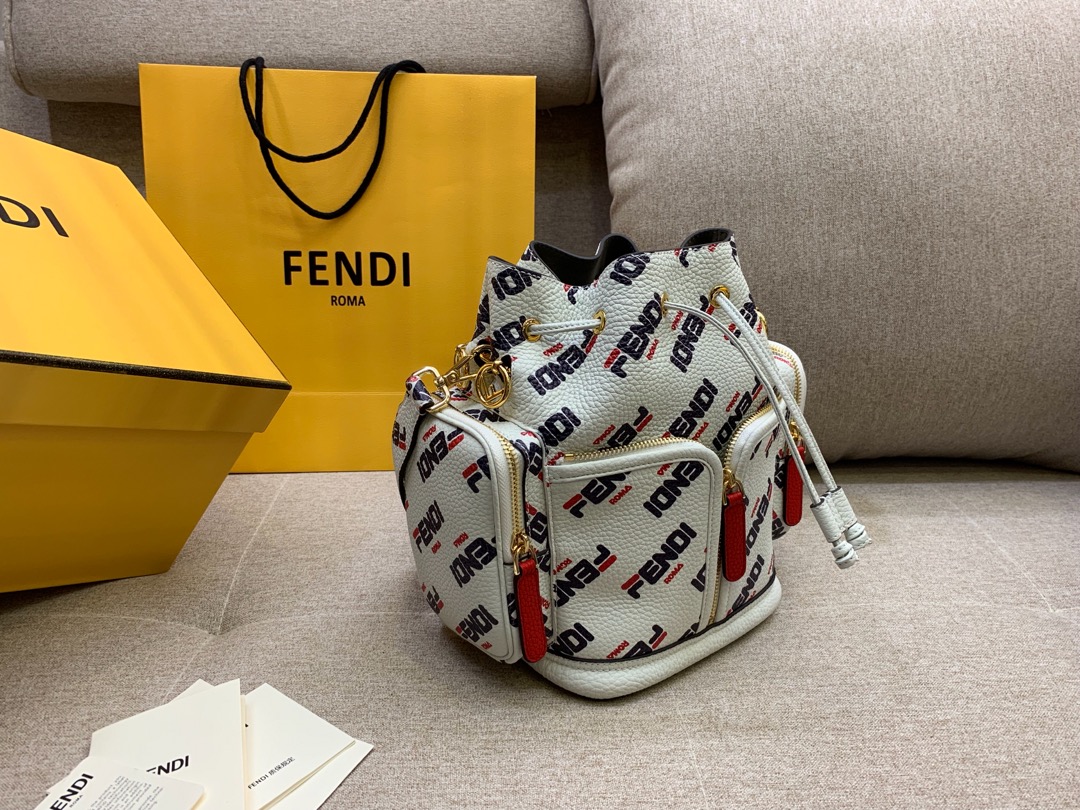 FENDI 芬迪现货 最新 Mania 系列水桶包 抽绳开合 