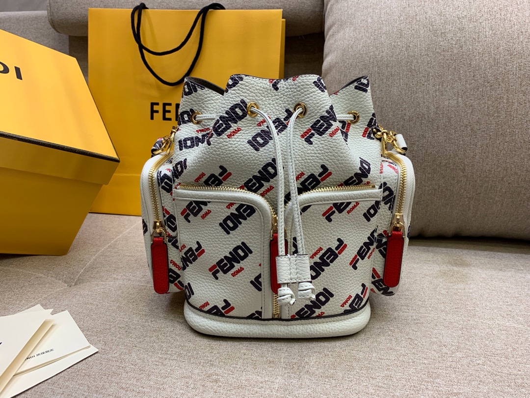 FENDI 芬迪现货 最新 Mania 系列水桶包 抽绳开合 