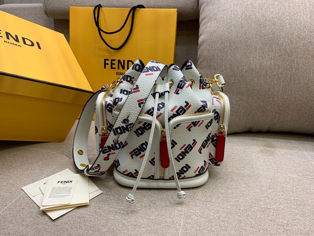 FENDI 芬迪现货 最新 Mania 系列水桶包 抽绳开合 
