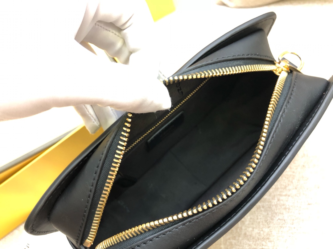 FENDI 芬迪 拉链开合信差包 黑色小牛皮制成 钢片眼睛 23x16x7cm 8876 