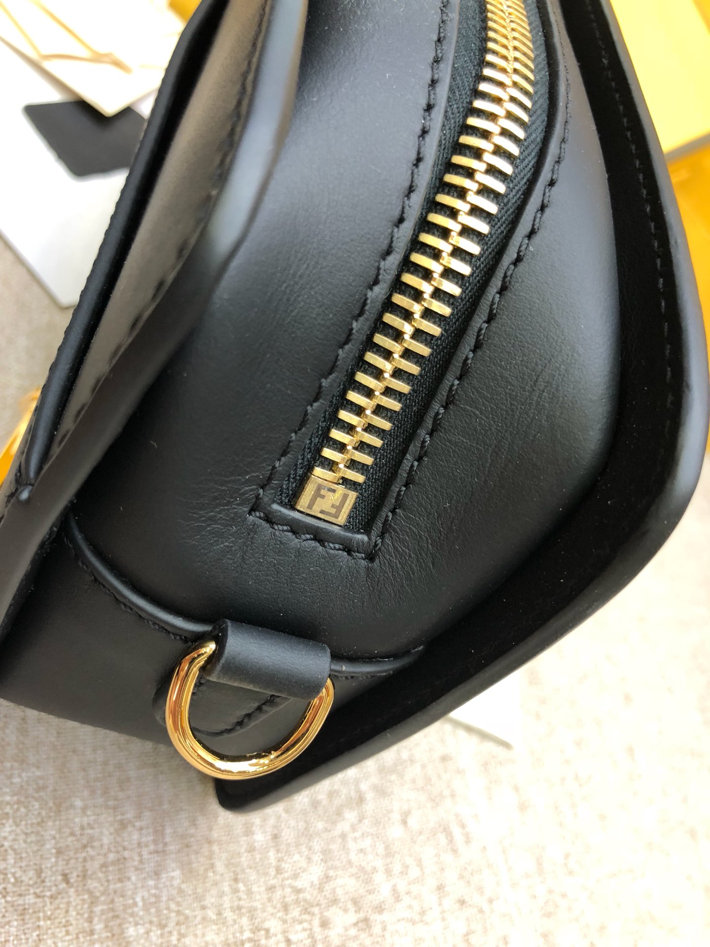 FENDI 芬迪 拉链开合信差包 黑色小牛皮制成 钢片眼睛 23x16x7cm 8876 