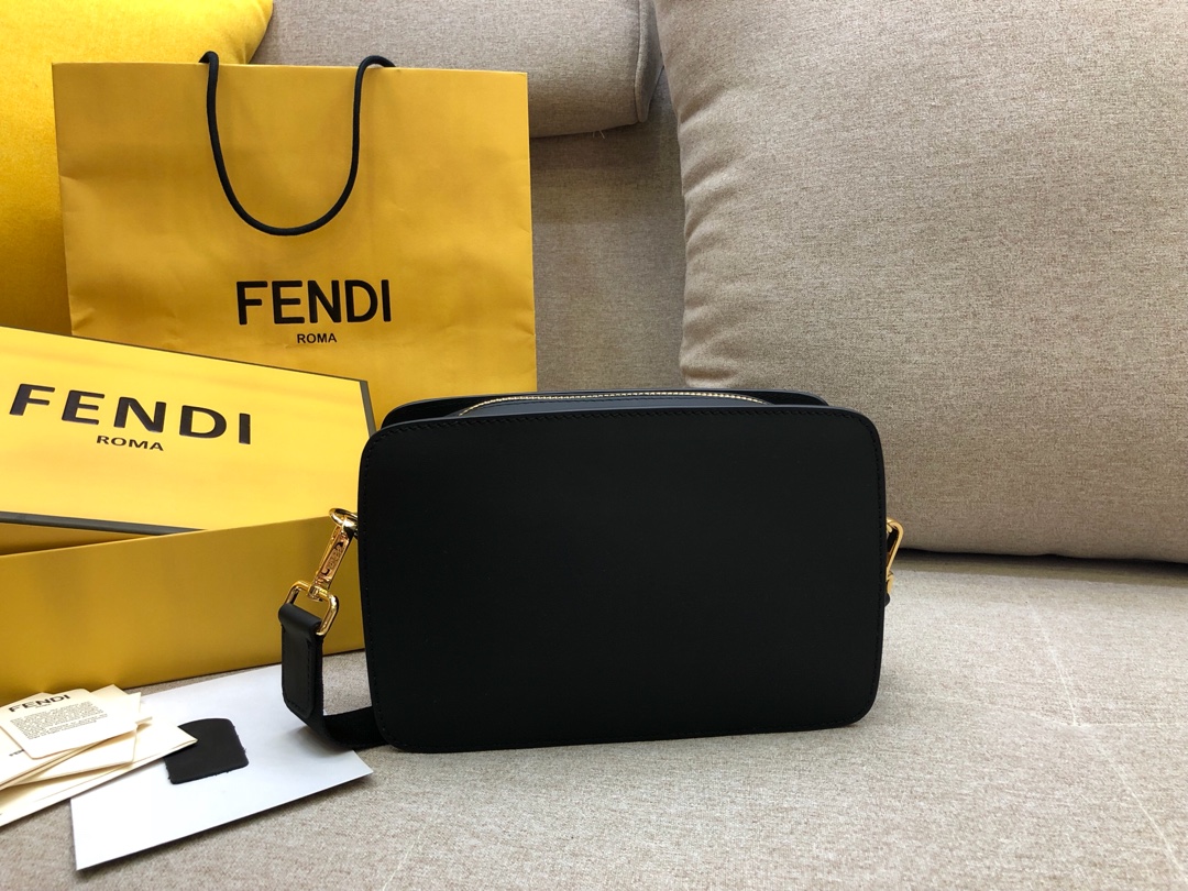 FENDI 芬迪 拉链开合信差包 黑色小牛皮制成 钢片眼睛 23x16x7cm 8876 