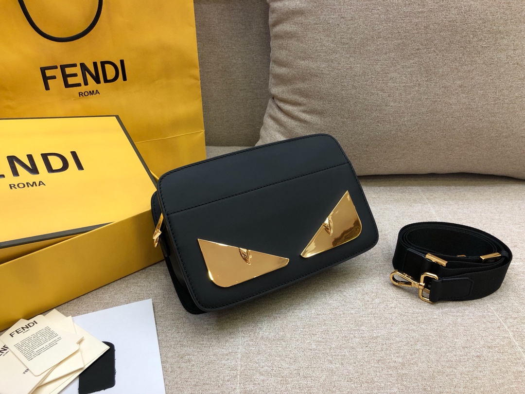 FENDI 芬迪 拉链开合信差包 黑色小牛皮制成 钢片眼睛 23x16x7cm 8876 