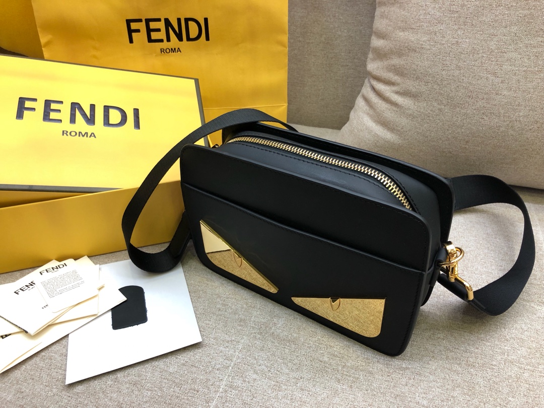 FENDI 芬迪 拉链开合信差包 黑色小牛皮制成 钢片眼睛 23x16x7cm 8876 