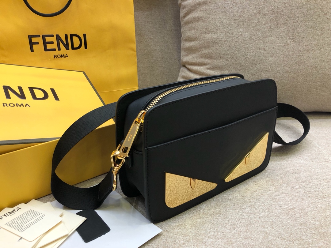FENDI 芬迪 拉链开合信差包 黑色小牛皮制成 钢片眼睛 23x16x7cm 8876 