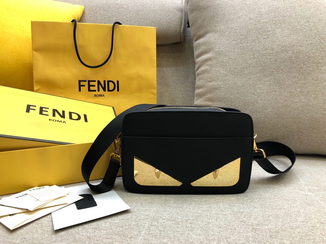 FENDI 芬迪 拉链开合信差包 黑色小牛皮制成 钢片眼睛 23x16x7cm 8876 