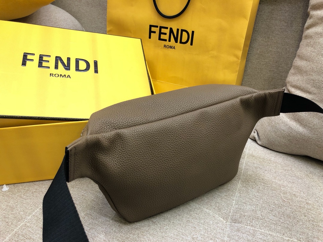 FENDI芬迪 最新腰包 可当胸包  拉链开合腰包 28x20 5569 小牛皮制成 手工缝线