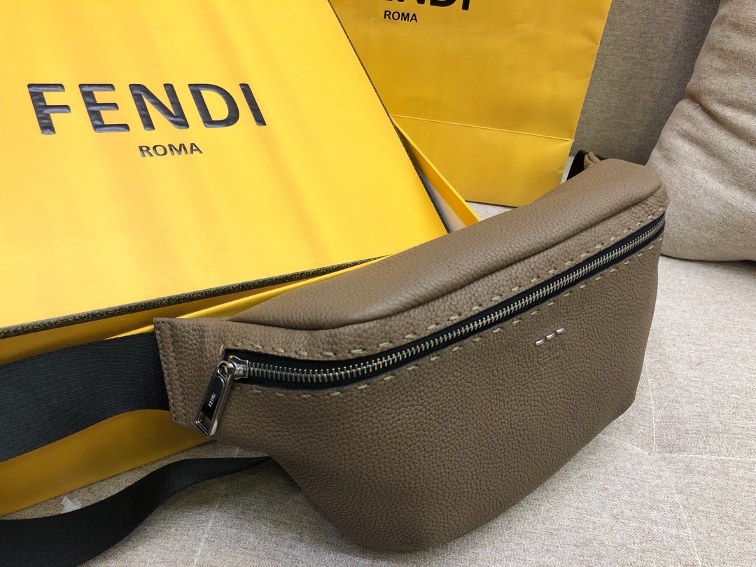 FENDI芬迪 最新腰包 可当胸包  拉链开合腰包 28x20 5569 小牛皮制成 手工缝线