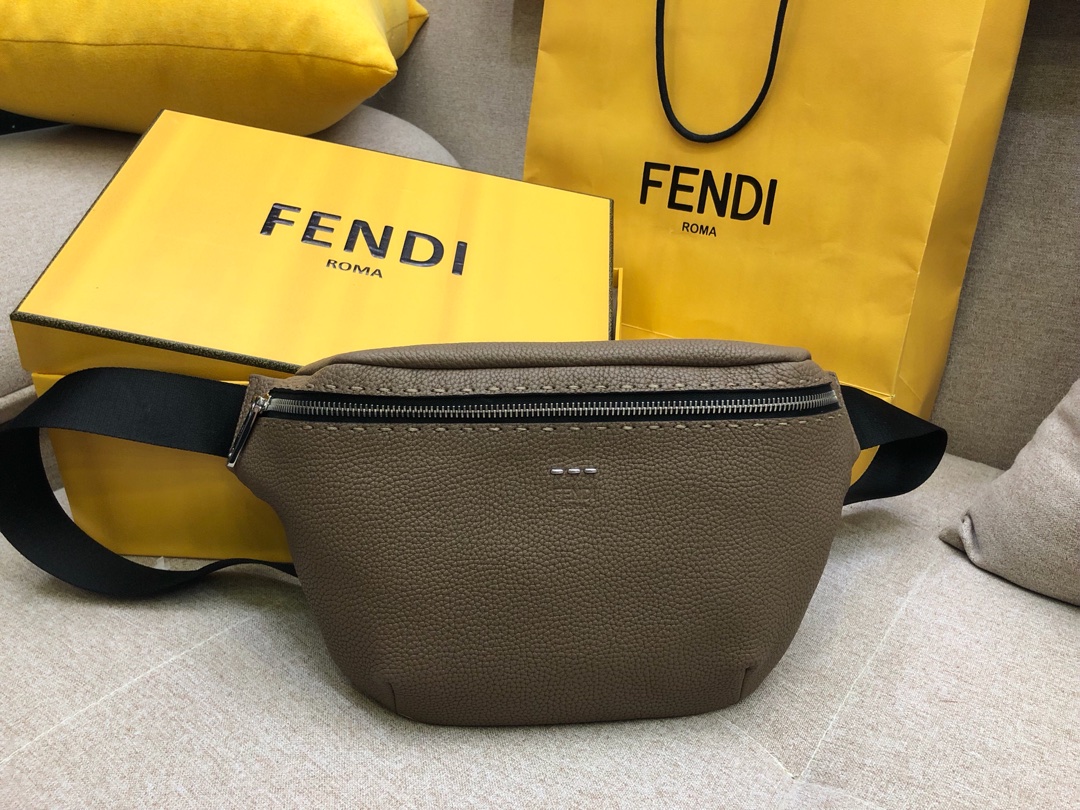 FENDI芬迪 最新腰包 可当胸包  拉链开合腰包 28x20 5569 小牛皮制成 手工缝线