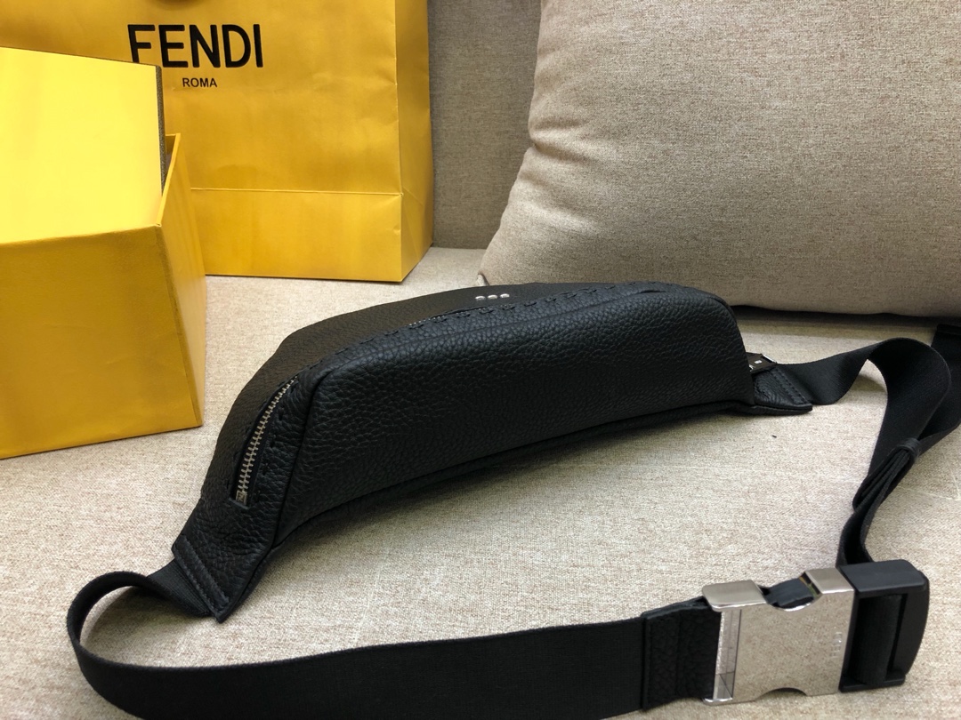 FENDI芬迪 最新腰包 可当胸包  拉链开合腰包 28×20 5569 小牛皮制成 手工缝线