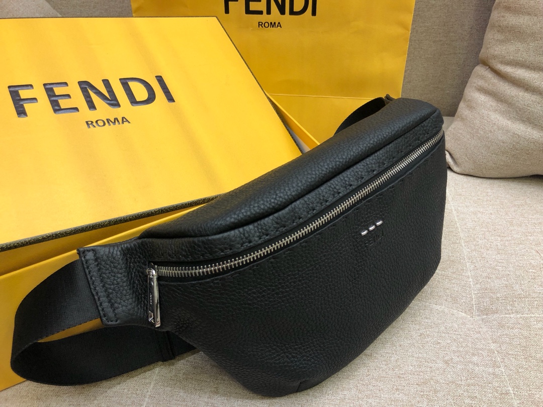 FENDI芬迪 最新腰包 可当胸包  拉链开合腰包 28×20 5569 小牛皮制成 手工缝线