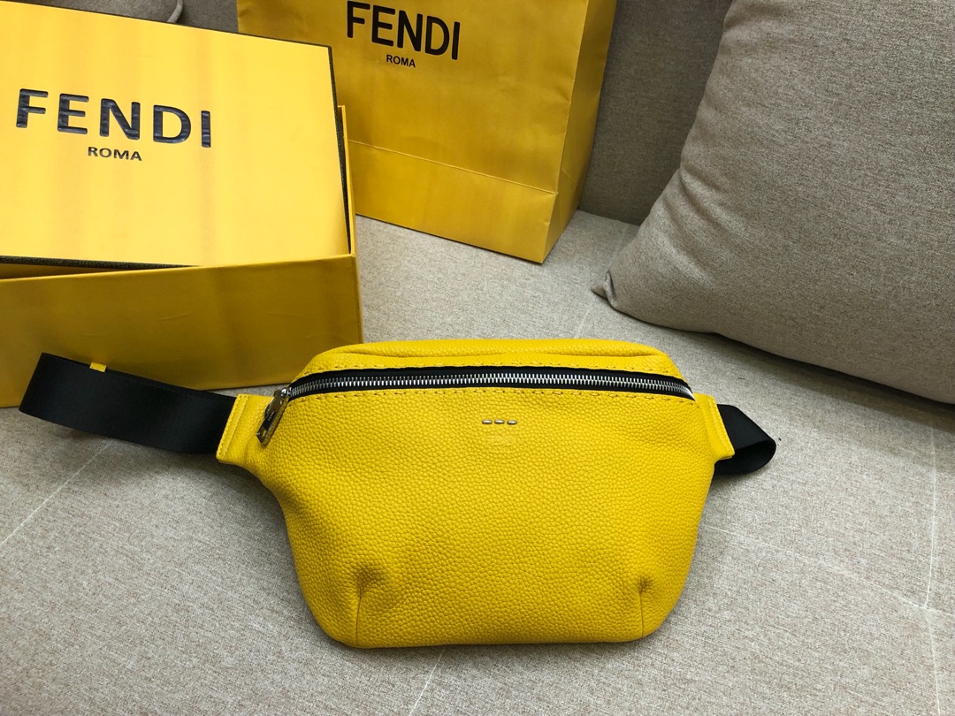 FENDI芬迪 最新腰包 可当胸包  拉链开合腰包 28×20 5569 小牛皮制成 手工缝线