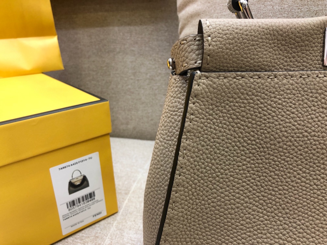 FENDI芬迪 peekaboo 全钢五金 24k真空电镀 进口小牛皮 米灰色 33.12.26cm 8812