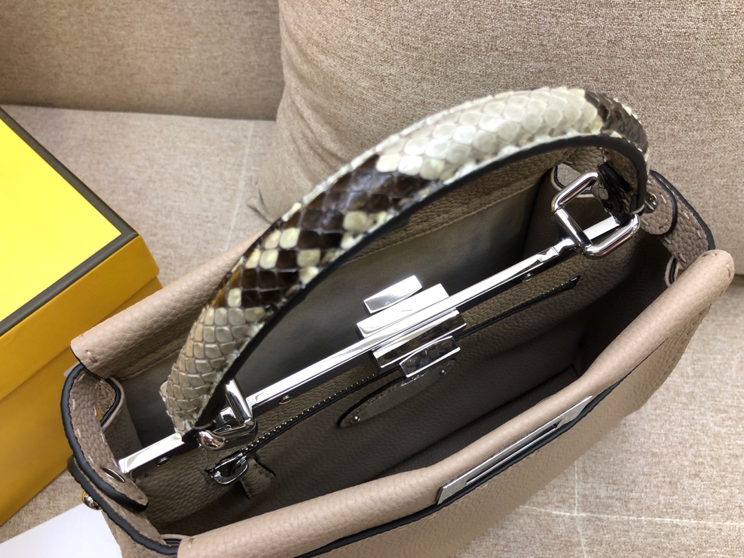 FENDI芬迪 peekaboo 全钢五金 24k真空电镀 进口小牛皮 米灰色 33.12.26cm 8812