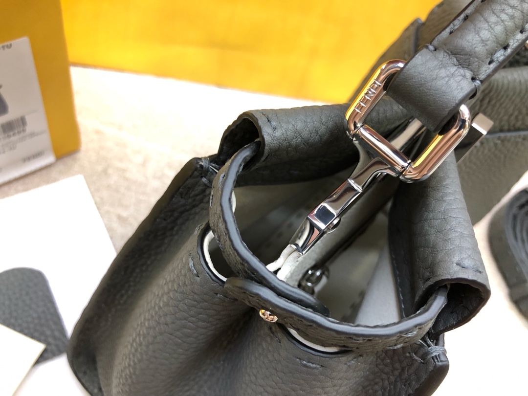FENDI芬迪 peekaboo 全钢五金 24k真空电镀 进口小牛皮 黑色 33.12.26cm 8812