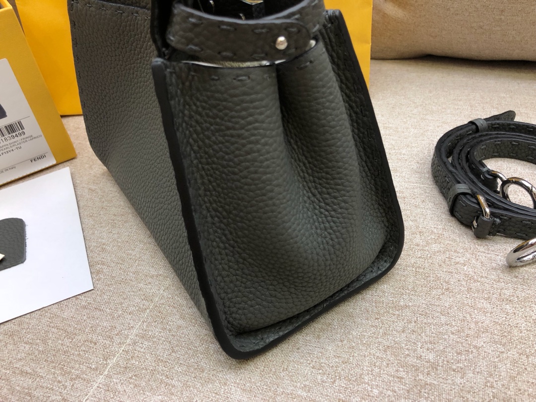 FENDI芬迪 peekaboo 全钢五金 24k真空电镀 进口小牛皮 黑色 33.12.26cm 8812