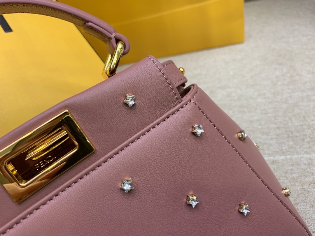 Fendi peekaboo 最新系列 独家正品实拍 19x17x10cm 星型饰钉 奶茶粉
