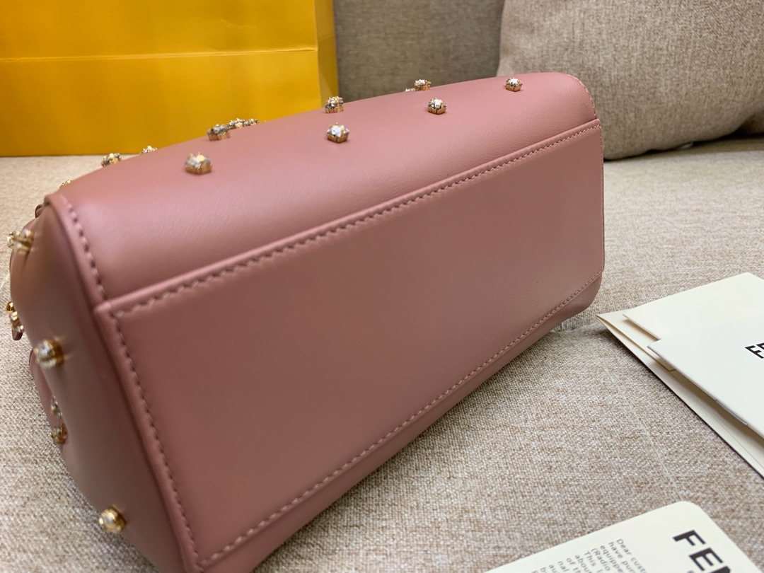 Fendi peekaboo 最新系列 独家正品实拍 19x17x10cm 星型饰钉 奶茶粉