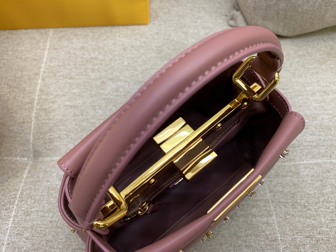Fendi peekaboo 最新系列 独家正品实拍 19x17x10cm 星型饰钉 奶茶粉