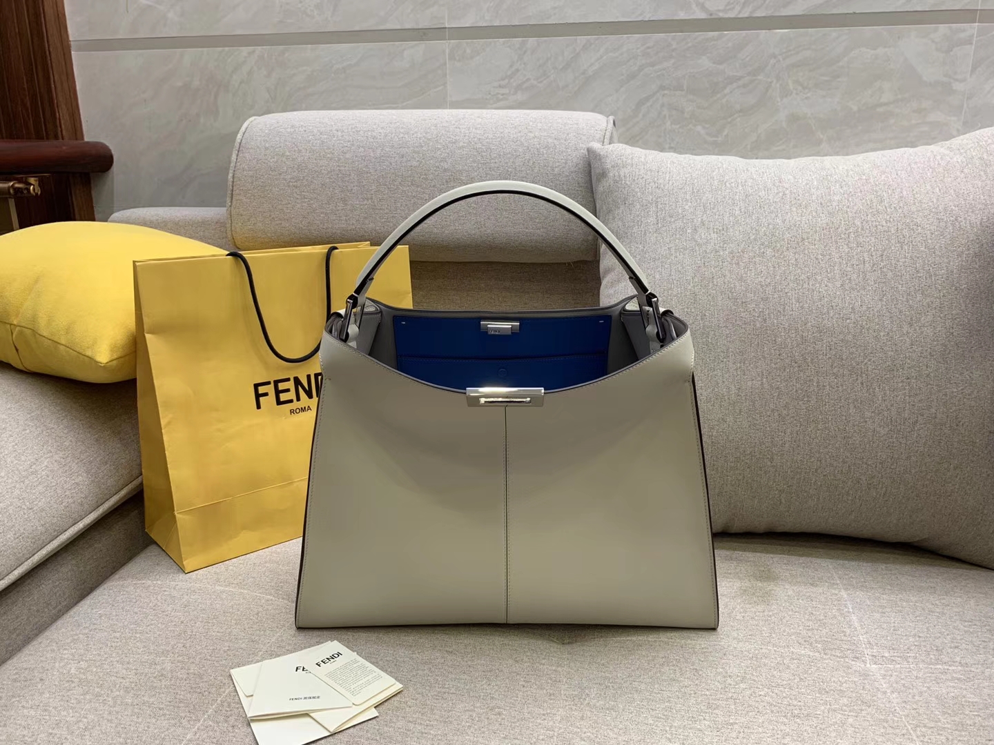 Fendi 芬迪现货  Peekaboo X-Lite 系列 最新手袋 时髦 43x33x15cm