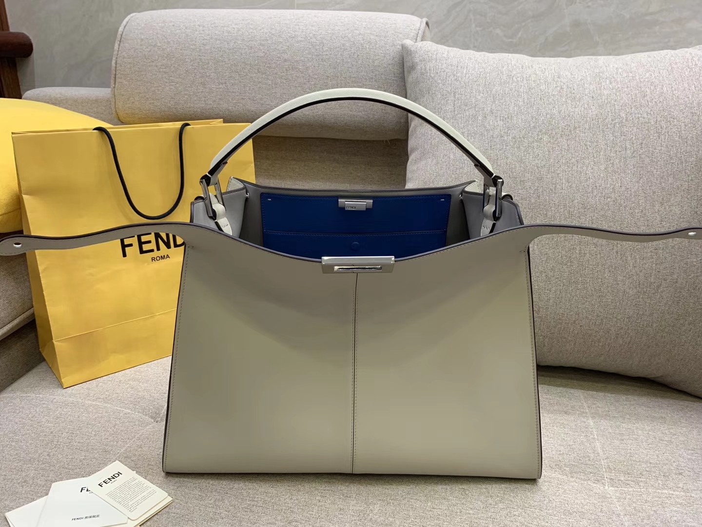 Fendi 芬迪现货  Peekaboo X-Lite 系列 最新手袋 时髦 43x33x15cm