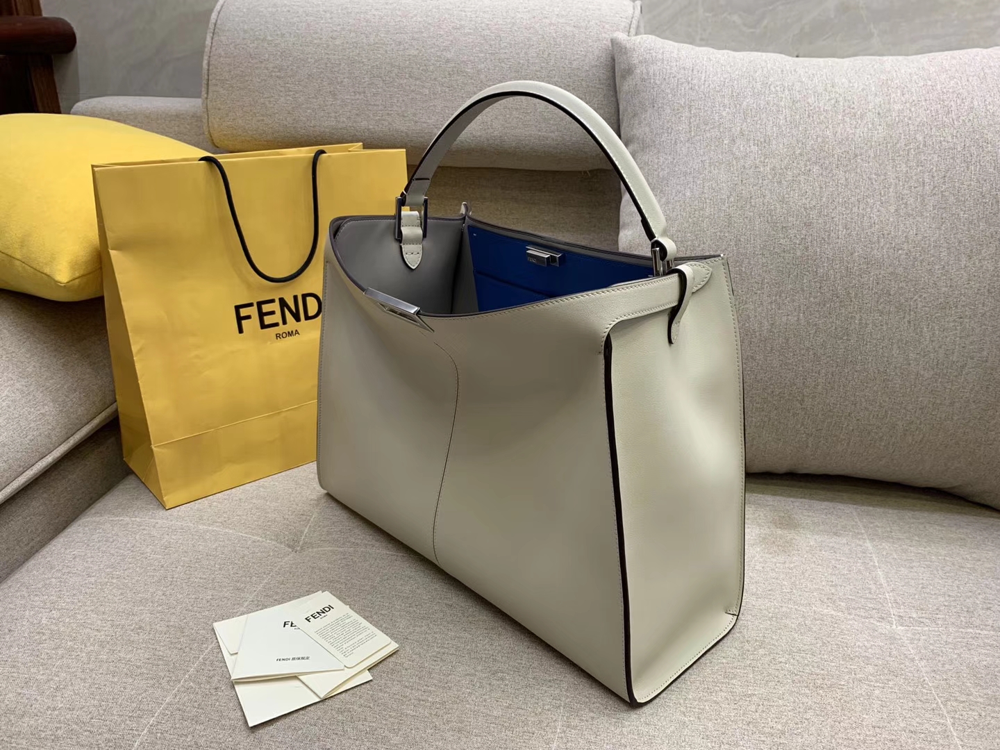 Fendi 芬迪现货  Peekaboo X-Lite 系列 最新手袋 时髦 43x33x15cm