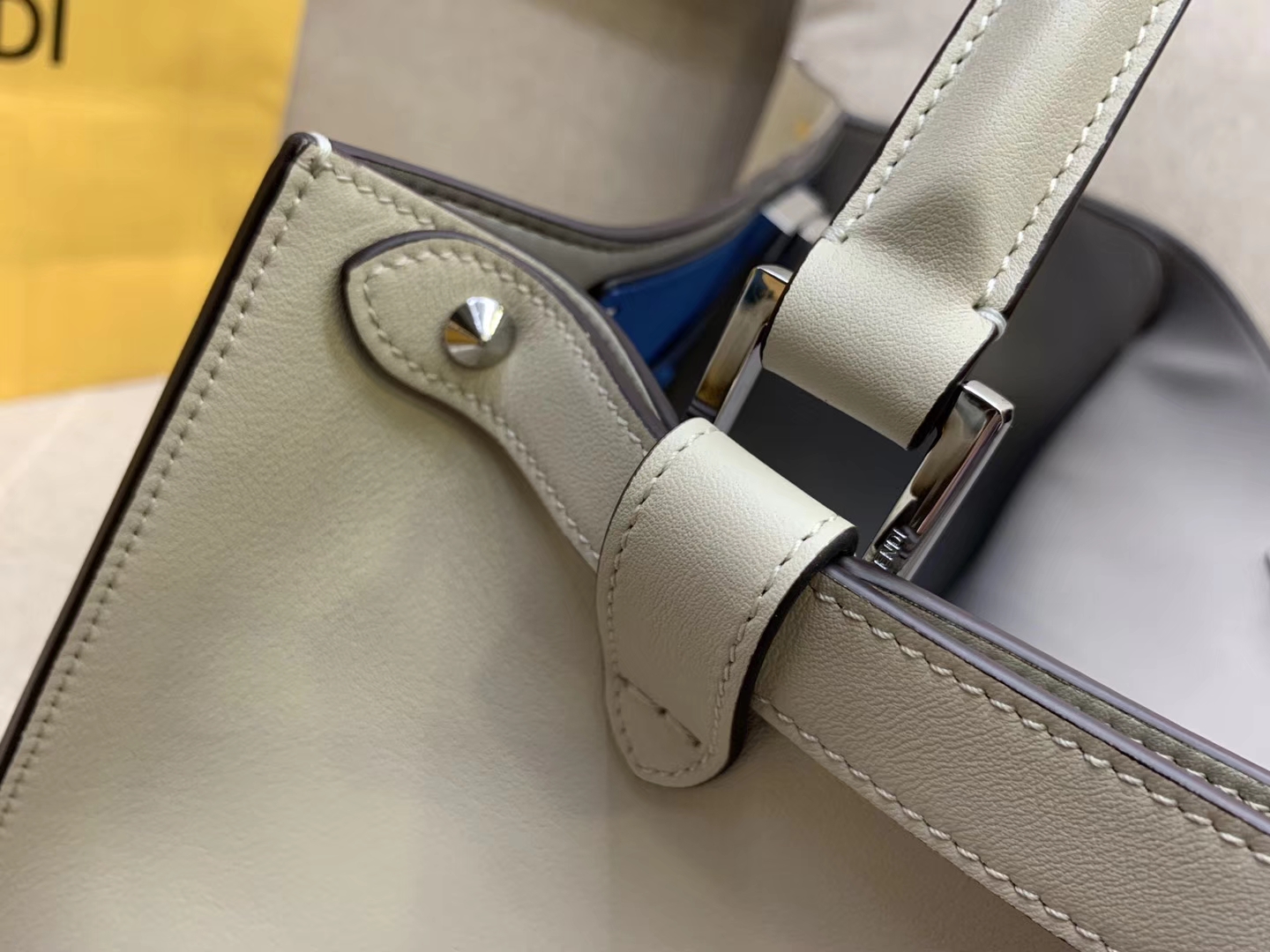 Fendi 芬迪现货  Peekaboo X-Lite 系列 最新手袋 时髦 43x33x15cm