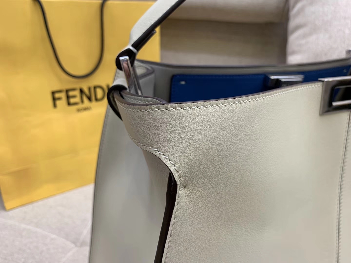 Fendi 芬迪现货  Peekaboo X-Lite 系列 最新手袋 时髦 43x33x15cm