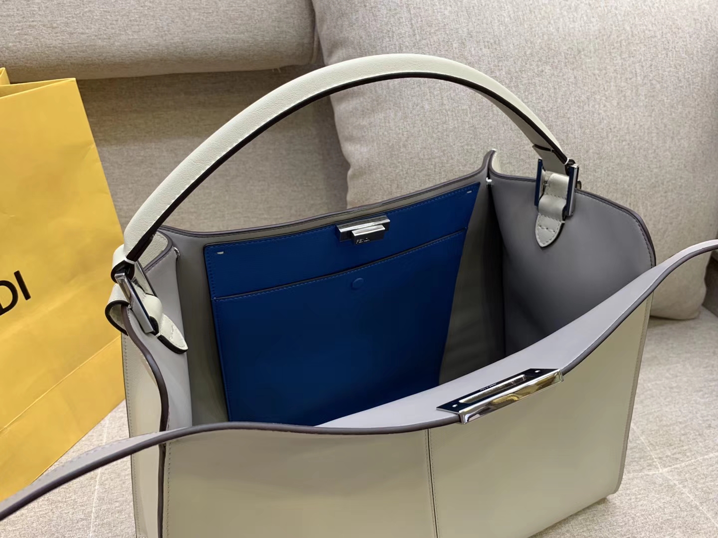 Fendi 芬迪现货  Peekaboo X-Lite 系列 最新手袋 时髦 43x33x15cm