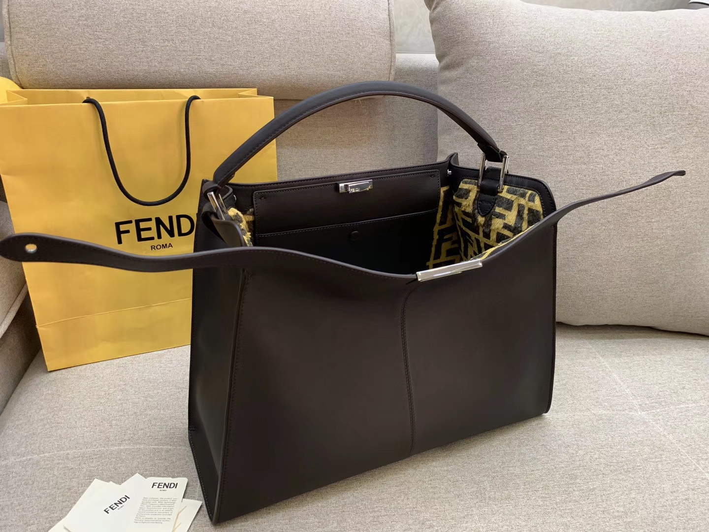 Fendi 芬迪现货  Peekaboo X-Lite 系列 最新手袋 时髦 43x33x15cm