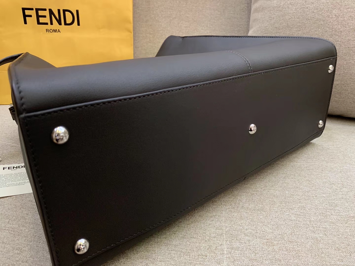 Fendi 芬迪现货  Peekaboo X-Lite 系列 最新手袋 时髦 43x33x15cm