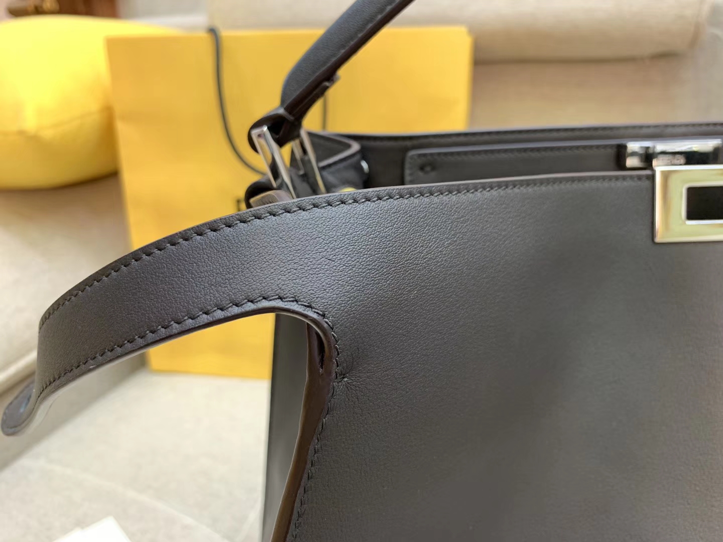 Fendi 芬迪现货  Peekaboo X-Lite 系列 最新手袋 时髦 43x33x15cm