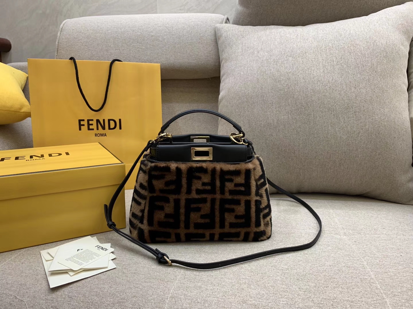 Mini peekaboo缀以羊毛  双F标志造型 单手柄和可调节可拆卸肩带 23cm